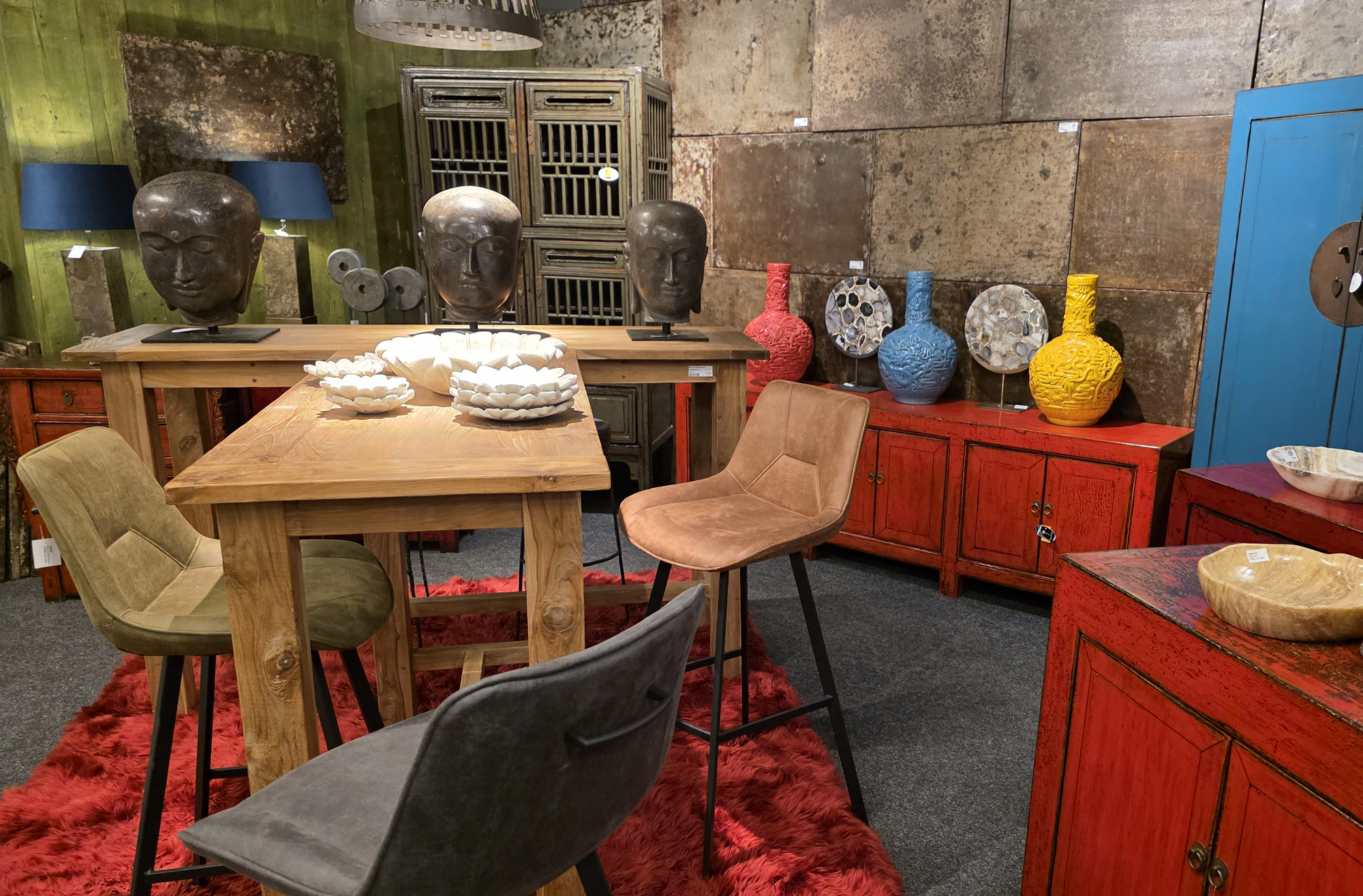 Showroom GS Furniture v Loděnici u Berouna – stoly, židle a dekorace z masivu
