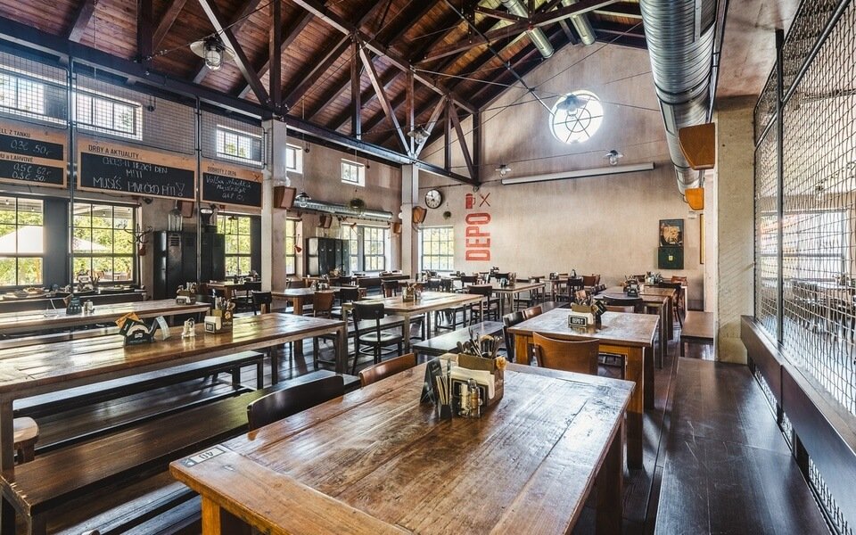 Stoly a židle z masivu v restauraci DEPO, Český Krumlov