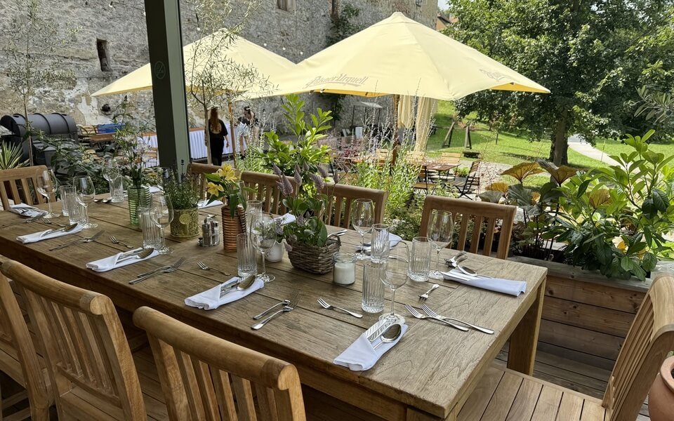 Venkovní stoly a židle na terase restaurace DEPO