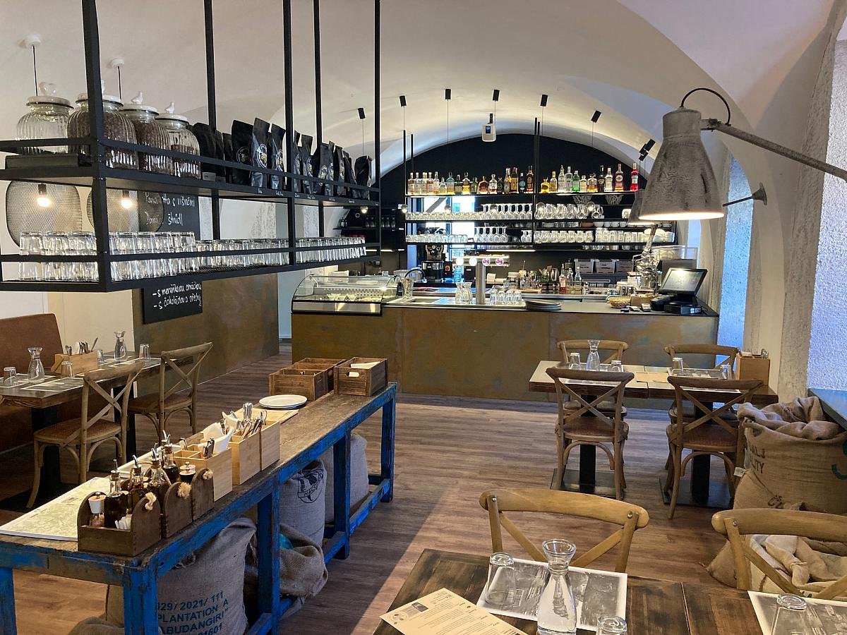 Bar a stoly z masivu v Retro Café, Český Krumlov