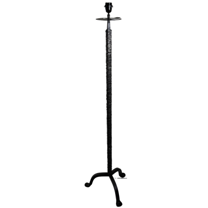 Černá kovaná lampa s designem připomínajícím obtočený kovový drát.